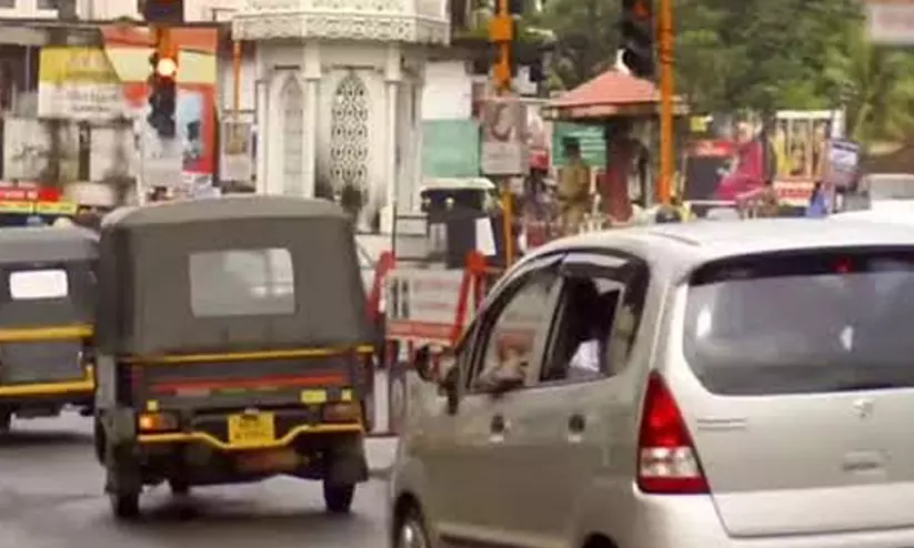 നടുറോഡിൽ കാർ നിർത്തി ജ്യൂസ് കുടിക്കാൻ പോയി: 20 മിനിറ്റോളം ഗതാഗതം നിലച്ചു നടുറോഡിൽ കാർ നിർത്തി ജ്യൂസ് കുടിക്കാൻ പോയി: 20 മിനിറ്റോളം ഗതാഗതം നിലച്ചു