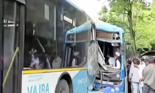 വായു വജ്ര ബസ് അപകടം എട്ടുപേര്ക്ക് പരിക്ക് വായു വജ്ര ബസ് അപകടം എട്ടുപേര്ക്ക് പരിക്ക്