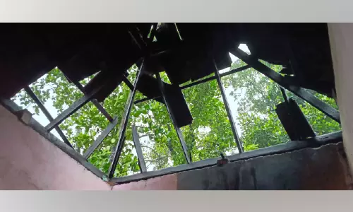 പൊറത്തിശ്ശേരിയില് മിന്നല് ചുഴലിയില് കനത്ത നാശം പൊറത്തിശ്ശേരിയില് മിന്നല് ചുഴലിയില് കനത്ത നാശം