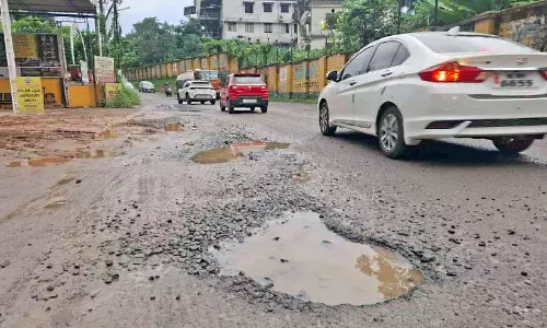 പൊട്ടിപ്പൊളിഞ്ഞ് പള്ളിക്കര-ചിത്രപ്പുഴ റോഡ്