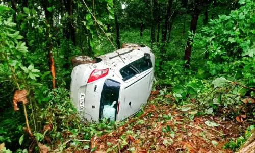 കാർ നിയന്ത്രണംവിട്ട് കുഴിയിലേക്ക്; മൂന്നംഗ കുടുംബം അത്ഭുതകരമായി രക്ഷപ്പെട്ടു