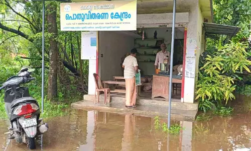ടി.വി. പുരത്ത് വെള്ളക്കെട്ടിൽ പൊതുവിതരണ കേന്ദ്രം ടി.വി. പുരത്ത് വെള്ളക്കെട്ടിൽ പൊതുവിതരണ കേന്ദ്രം