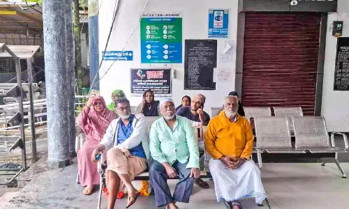 അടിമാലിയിൽ സമരപ്പന്തൽ പൊളിക്കാൻ അധികൃതരെത്തി; പഞ്ചായത്ത് ഓഫിസിന് മുന്നിലേക്ക് സമരം മാറ്റി ദുരന്തബാധിതർ അടിമാലിയിൽ സമരപ്പന്തൽ പൊളിക്കാൻ അധികൃതരെത്തി; പഞ്ചായത്ത് ഓഫിസിന് മുന്നിലേക്ക് സമരം മാറ്റി ദുരന്തബാധിതർ
