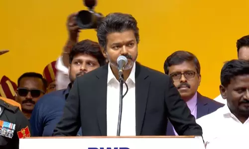 തമിഴ്‌നാട് ഭരണകൂടത്തിൽ രഹസ്യ ഉപദേശകർ? ഔദ്യോഗിക പദവിയിൽ ഇല്ലാത്തവർ നാട് ഭരിക്കുന്നു; വിജയ് സർക്കാറിനെതിരെ രൂക്ഷ വിമർശനം