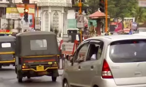നടുറോഡിൽ കാർ നിർത്തി ജ്യൂസ് കുടിക്കാൻ പോയി: 20 മിനിറ്റോളം ഗതാഗതം നിലച്ചു