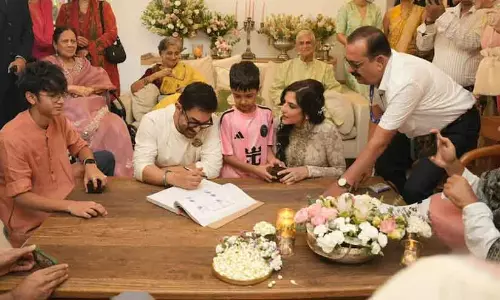 ആമിർ ഖാനും ഗൗരി സ്പ്രാട്ടും വിവാഹിതരായി; മുംബൈയിലെ വസതിയിൽ നടന്നത് ലളിതമായ ചടങ്ങുകൾ ആമിർ ഖാനും ഗൗരി സ്പ്രാട്ടും വിവാഹിതരായി; മുംബൈയിലെ വസതിയിൽ നടന്നത് ലളിതമായ ചടങ്ങുകൾ