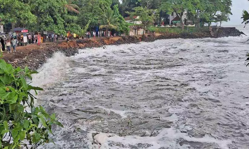ഫോർട്ടുകൊച്ചി തീരം കവർന്ന് കടൽ; തീരസംരക്ഷണ പദ്ധതി നടപ്പാക്കണമെന്ന് നാട്ടുകാർ ഫോർട്ടുകൊച്ചി തീരം കവർന്ന് കടൽ; തീരസംരക്ഷണ പദ്ധതി നടപ്പാക്കണമെന്ന് നാട്ടുകാർ