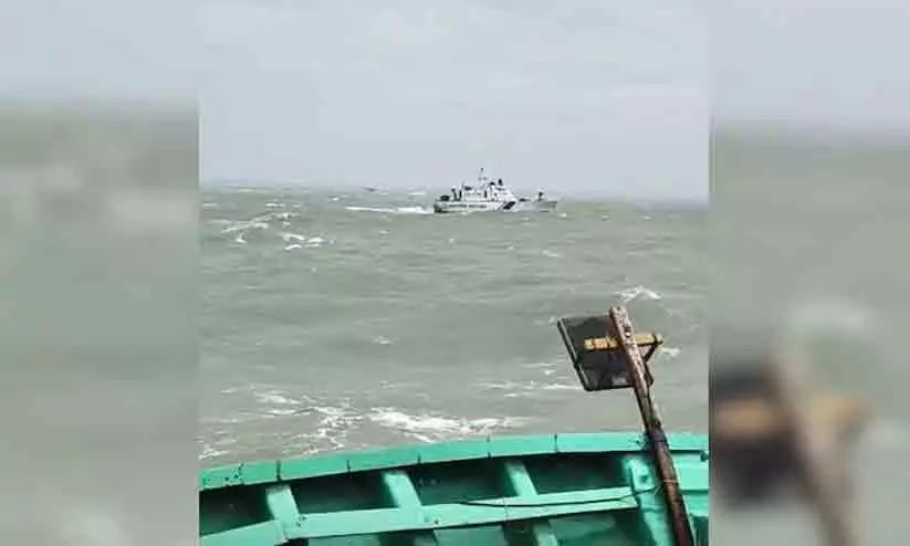 എന്ജിന് തകരാർ മൂലം ബോട്ട് ഒഴുകിപോയി, തുണയായത് മത്സ്യതൊഴിലാളികൾ അയച്ച സന്ദേശം; നാല് ദിവസത്തിന് ശേഷം ഒഡീഷതീരത്ത് നിന്നും രക്ഷപ്പെടുത്തി മറൈന് പൊലീസ് എന്ജിന് തകരാർ മൂലം ബോട്ട് ഒഴുകിപോയി, തുണയായത് മത്സ്യതൊഴിലാളികൾ അയച്ച സന്ദേശം; നാല് ദിവസത്തിന് ശേഷം ഒഡീഷതീരത്ത് നിന്നും രക്ഷപ്പെടുത്തി മറൈന് പൊലീസ്