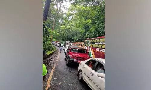 ക​ണ്ടെ​യ്ന​ർ ലോ​റി കു​ടു​ങ്ങി;കു​രി​ക്കി​ല​മ​ർ​ന്ന് ചു​രം