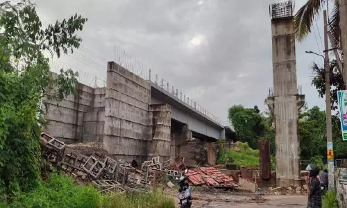 ഇഴഞ്ഞുനീങ്ങി തൃക്കുന്നപ്പുഴ പാലം; എട്ടു വർഷമായിട്ടും തീരാത്ത ദുരിതം, ഖജനാവിന് നഷ്ടം കോടികൾ