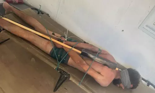 ഈ ചിത്രം ഏത് അമ്മക്കാണ് സഹിക്കാനാവുക; ഇസ്രായേൽ ക്രൂരതയുടെ നേർചിത്രത്തിലെ ‘അജ്ഞാത’ തടവുകാരൻ ആര്?, മകനെ തിരഞ്ഞ് ഗസ്സയിലെ രണ്ട് അമ്മമാർ... ഈ ചിത്രം ഏത് അമ്മക്കാണ് സഹിക്കാനാവുക; ഇസ്രായേൽ ക്രൂരതയുടെ നേർചിത്രത്തിലെ ‘അജ്ഞാത’ തടവുകാരൻ ആര്?, മകനെ തിരഞ്ഞ് ഗസ്സയിലെ രണ്ട് അമ്മമാർ...