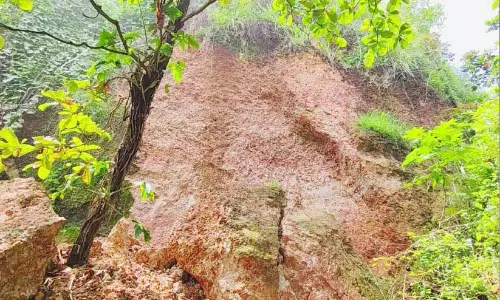 മഴയിൽ പാപനാശം കുന്ന് വീണ്ടും ഇടിഞ്ഞു; നടപ്പാത അപകടാവസ്ഥയിൽ മഴയിൽ പാപനാശം കുന്ന് വീണ്ടും ഇടിഞ്ഞു; നടപ്പാത അപകടാവസ്ഥയിൽ