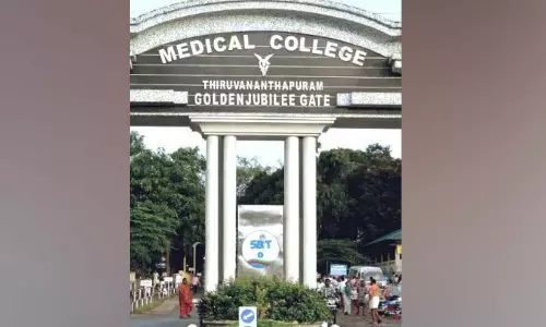 തിരുവനന്തപുരം മെഡിക്കല്‍ കോളജ് ആശുപത്രി  വാർഡിൽ സീലിങ് അടർന്നുവീണു; വൻ അത്യാഹിതം ഒഴിവായി