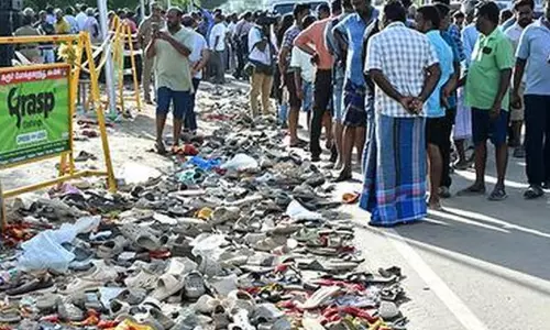 കരൂർ ദുരന്തം: അടിയന്തരമായി ഇടപെട്ട് സുപ്രീം കോടതി; മന്ത്രിമാർ സാക്ഷികളെ സ്വാധീനിക്കാൻ ശ്രമിക്കുന്നുവെന്ന ഡി.എം.കെ ഹരജി നാളെ പരിഗണിക്കും