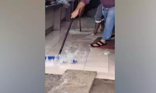 പ​ട്ടാ​മ്പി ബ​സ് സ്റ്റാ​ൻ​ഡ്; അ​ഴു​ക്കു​ചാ​ൽ  നി​ർ​മാ​ണം ഇ​ഴ​യു​ന്നു ദു​രി​തം​പേ​റി വ്യാ​പാ​രി​ക​ൾ