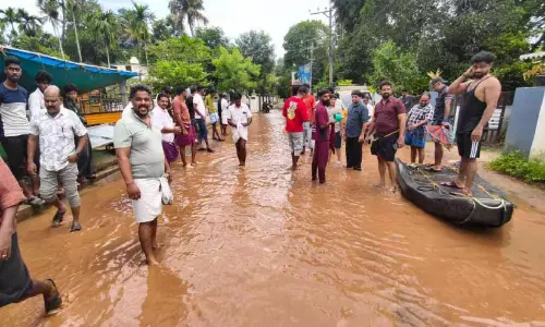 ക​യ്പ​മം​ഗ​ലം റോഡ് തോടായി; മീൻപിടിത്തവും കുളിയുമായി നാട്ടുകാർ