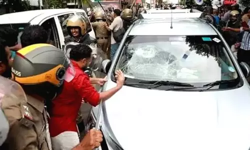 ഇ.ഡി വിരുദ്ധ പ്രതിഷേധത്തിനിടെ കാർ തകർത്ത സംഭവം: ഉപജീവനംമുട്ടി ഡ്രൈവർ; ഒടുവിൽ പെയിന്റിങ് ജോലിക്ക്!