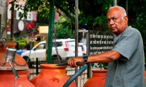 ചുട്ടുപൊള്ളുമ്പോഴും ദാഹിക്കുന്നവർക്ക് തണുപ്പേകാൻ ഒരു ‘മട്ക മാൻ’; ഡൽഹി വഴിയോരങ്ങളിൽ കരുതലായി 77കാരന്റെ നിശബ്ദ സേവനം