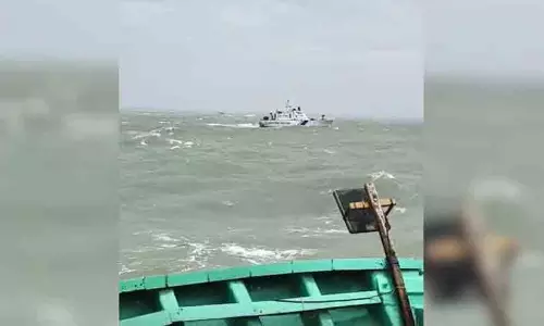 എന്ജിന് തകരാർ മൂലം ബോട്ട് ഒഴുകിപോയി, തുണയായത് മത്സ്യതൊഴിലാളികൾ അയച്ച സന്ദേശം; നാല് ദിവസത്തിന് ശേഷം ഒഡീഷതീരത്ത് നിന്നും രക്ഷപ്പെടുത്തി മറൈന് പൊലീസ് എന്ജിന് തകരാർ മൂലം ബോട്ട് ഒഴുകിപോയി, തുണയായത് മത്സ്യതൊഴിലാളികൾ അയച്ച സന്ദേശം; നാല് ദിവസത്തിന് ശേഷം ഒഡീഷതീരത്ത് നിന്നും രക്ഷപ്പെടുത്തി മറൈന് പൊലീസ്