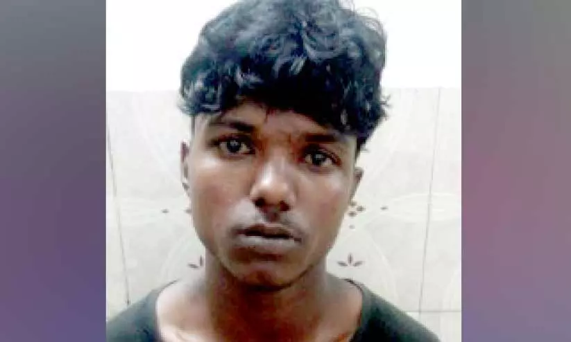 മക്കൾക്ക് വിഷം നൽകി ആത്മഹത്യക്ക് ശ്രമിച്ച പ്രതി കസ്റ്റഡിയിൽ നിന്ന് രക്ഷപ്പെട്ടു; മുങ്ങിയത് തൃശൂർ മെഡിക്കൽ കോളജിൽ ചികിത്സയിലിരിക്കെ മക്കൾക്ക് വിഷം നൽകി ആത്മഹത്യക്ക് ശ്രമിച്ച പ്രതി കസ്റ്റഡിയിൽ നിന്ന് രക്ഷപ്പെട്ടു; മുങ്ങിയത് തൃശൂർ മെഡിക്കൽ കോളജിൽ ചികിത്സയിലിരിക്കെ