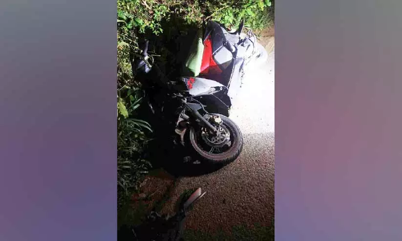 കാട്ടാന സ്കൂട്ടർ തകർത്തു; യാത്രക്കാരൻ അത്ഭുതകരമായി രക്ഷപ്പെട്ടു കാട്ടാന സ്കൂട്ടർ തകർത്തു; യാത്രക്കാരൻ അത്ഭുതകരമായി രക്ഷപ്പെട്ടു