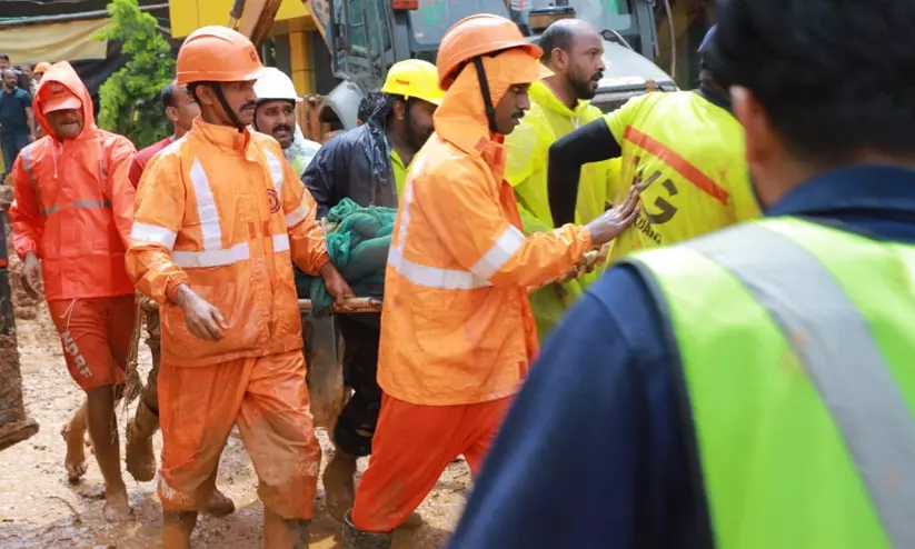 കള്ളാടി മണ്ണിടിച്ചിൽ: പരിക്കേറ്റവരിൽ മേപ്പാടി എസ്.ഐയും; ചികിത്സയിലുള്ള ഒമ്പത് പേരിൽ ഒരാളുടെ നില ഗുരുതരം കള്ളാടി മണ്ണിടിച്ചിൽ: പരിക്കേറ്റവരിൽ മേപ്പാടി എസ്.ഐയും; ചികിത്സയിലുള്ള ഒമ്പത് പേരിൽ ഒരാളുടെ നില ഗുരുതരം