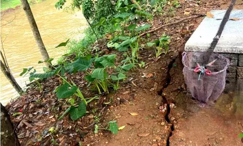 വെസ്റ്റ് എളേരി ആറിലകണ്ടത്ത് വീടുകള്‍ വെള്ളപ്പൊക്കഭീഷണിയില്‍