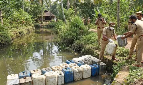 ഓപറേഷൻ തണ്ടർ; ചിറ്റൂരിൽ വൻ സ്പിരിറ്റ്‌ വേട്ട