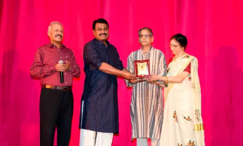 എ.വി. ബാലകൃഷ്ണനും പത്നിക്കും യാത്രയയപ്പ് നൽകി