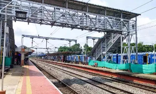 മഴ കനത്തു; ചാലക്കുടി റെയിൽവേ സ്റ്റേഷനിൽ യാത്രക്കാരുടെ ദുരിതമേറി മഴ കനത്തു; ചാലക്കുടി റെയിൽവേ സ്റ്റേഷനിൽ യാത്രക്കാരുടെ ദുരിതമേറി