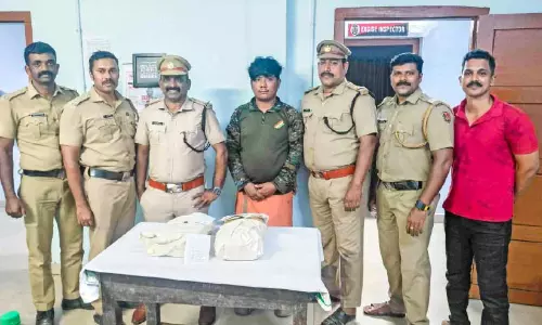 മീൻകച്ചവടത്തിന്റെ മറവിൽ ലഹരി വിൽപന; രണ്ടു കിലോ കഞ്ചാവുമായി അസം സ്വദേശി പിടിയിൽ മീൻകച്ചവടത്തിന്റെ മറവിൽ ലഹരി വിൽപന; രണ്ടു കിലോ കഞ്ചാവുമായി അസം സ്വദേശി പിടിയിൽ