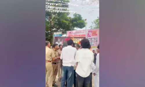 പ്രവേശനോത്സവത്തിന് കൊടി കെട്ടിയതിനെചൊല്ലി കെ.എസ്.യു-എസ്.എഫ്.ഐ വാക്കേറ്റം പ്രവേശനോത്സവത്തിന് കൊടി കെട്ടിയതിനെചൊല്ലി കെ.എസ്.യു-എസ്.എഫ്.ഐ വാക്കേറ്റം
