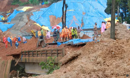 വയനാട് മണ്ണിടിച്ചിൽ: കേബിളുകൾക്കിടയിൽ കുടുങ്ങിയ നിലയിൽ ഒരു മൃതദേഹം കൂടി കണ്ടെടുത്തു; മരണം അഞ്ചായി, രക്ഷാപ്രവർത്തനം പുരോഗമിക്കുന്നു വയനാട് മണ്ണിടിച്ചിൽ: കേബിളുകൾക്കിടയിൽ കുടുങ്ങിയ നിലയിൽ ഒരു മൃതദേഹം കൂടി കണ്ടെടുത്തു; മരണം അഞ്ചായി, രക്ഷാപ്രവർത്തനം പുരോഗമിക്കുന്നു