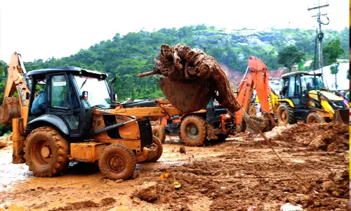 വയനാട് മണ്ണിടിച്ചിൽ: കാണാതായവർക്കായി തിരച്ചിൽ ഊർജിതം; മൃതദേഹങ്ങൾ ഉച്ചയോടെ നാട്ടിലേക്ക് അയക്കും
