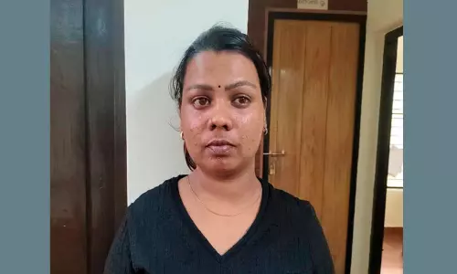 യുവാവിന്റെ സ്വർണമാലയും മൊബൈൽ ഫോണും തട്ടിയെടുത്തു; യുവതി പിടിയിൽ യുവാവിന്റെ സ്വർണമാലയും മൊബൈൽ ഫോണും തട്ടിയെടുത്തു; യുവതി പിടിയിൽ