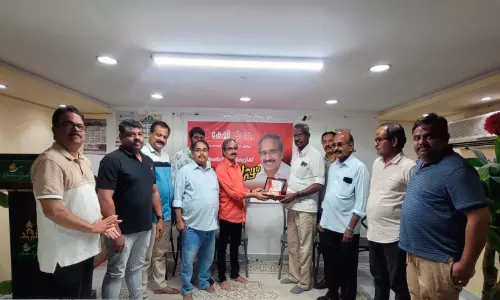 പ്ര​വാ​സം അ​വ​സാ​നി​പ്പി​ച്ച് മ​ട​ങ്ങു​ന്ന മ​ണി​ക​ണ്ഠ​ൻ രാ​മ​ൻ​കു​ട്ടി​ക്ക് കേ​ളി യാ​ത്ര​യ​യ​പ്പ് ന​ൽ​കി