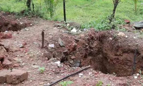 തറക്കല്ലിട്ടിട്ട് ഒരു വർഷം, താഴെ പാൽച്ചുരത്ത് അംഗൻവാടി കുരുന്നുകൾ ദുരിതത്തിൽ