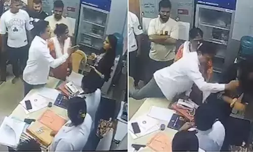 ഐ.സി.യു കിട്ടിയില്ല; ആശുപത്രിയിൽ അതിക്രമിച്ചുകയറി ഡോക്ടറെയും നഴ്സുമാരെയും മർദിച്ച് ശിവസേന കോർപ്പറേറ്റർ; പരാതി കേൾക്കാൻ തയ്യാറായില്ലെന്ന് ന്യായീകരണം