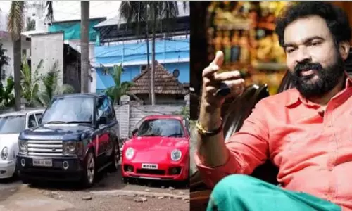 മോൻസൻ മാവുങ്കലിന്റെ ആഡംബര കാറുകൾ പൊളിക്കാൻ കൊണ്ടുപോയി മോൻസൻ മാവുങ്കലിന്റെ ആഡംബര കാറുകൾ പൊളിക്കാൻ കൊണ്ടുപോയി