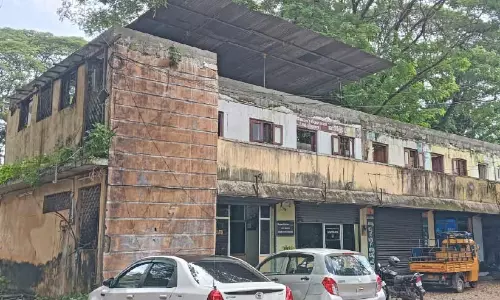 സംരക്ഷിക്കാൻ ആളില്ല; ദേവസ്വം ബോർഡ് കെട്ടിടം ജീർണിച്ച് നശിക്കുന്നു സംരക്ഷിക്കാൻ ആളില്ല; ദേവസ്വം ബോർഡ് കെട്ടിടം ജീർണിച്ച് നശിക്കുന്നു