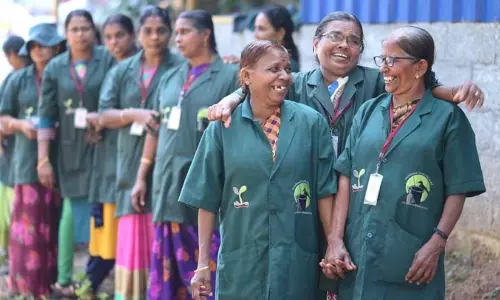 പച്ച മാറ്റി കാവിയിലേക്ക്, തലസ്ഥാനത്ത് ഹരിതകർമ്മ സേനയുടെ യൂനിഫോം നിറം മാറ്റി; കേന്ദ്ര തീരുമാനമെന്ന് മേയർ, പ്രതിഷേധം ശക്തം