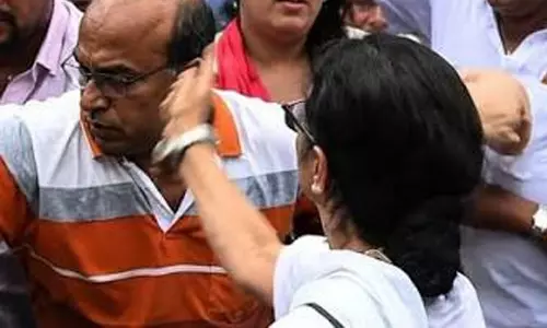 പ്രതിഷേധ പ്രകടനത്തിനിടെ മമത തൃണമൂൽ പ്രവർത്തകന്റെ മുഖത്തടിച്ചെന്ന് ആരോപണം; ദൃശ്യങ്ങൾ പുറത്തുവിട്ട് ബി.ജെ.പി
