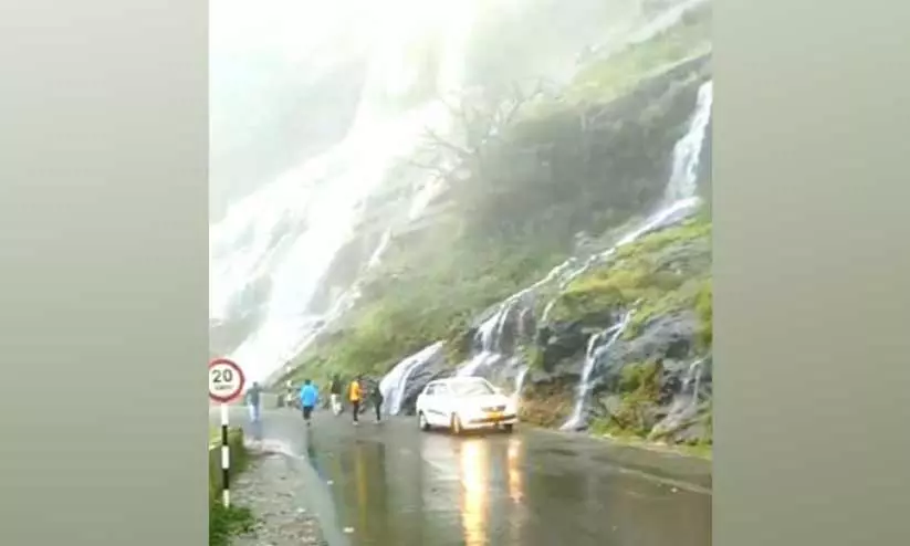 മഴയും മൂടൽ മഞ്ഞും ചർമാദി ചുരത്തിൽ ഗതാഗതം വെല്ലുവിളി മഴയും മൂടൽ മഞ്ഞും ചർമാദി ചുരത്തിൽ ഗതാഗതം വെല്ലുവിളി