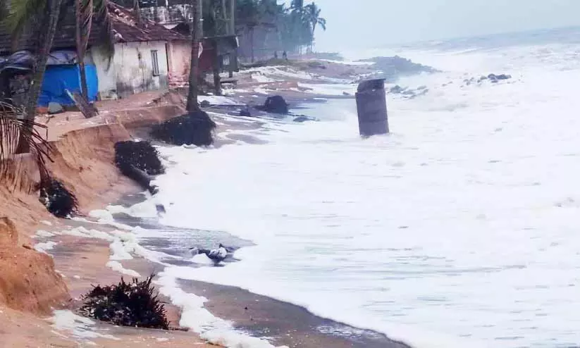 പൊന്നാനിയിൽ കടലാക്രമണം രൂക്ഷം; എട്ട് വീടുകൾ ഭാഗികമായി തകർന്നു വീടുകളിലേക്ക് വെള്ളം ഇരച്ചുകയറി പൊന്നാനിയിൽ കടലാക്രമണം രൂക്ഷം; എട്ട് വീടുകൾ ഭാഗികമായി തകർന്നു വീടുകളിലേക്ക് വെള്ളം ഇരച്ചുകയറി