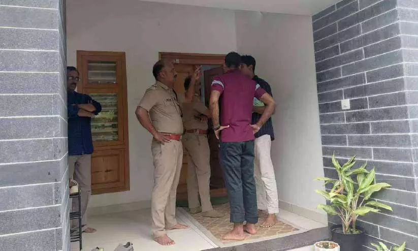 നറുകരയിൽ വീട് കുത്തിത്തുറന്ന് 10 പവൻ കവർന്നു നറുകരയിൽ വീട് കുത്തിത്തുറന്ന് 10 പവൻ കവർന്നു