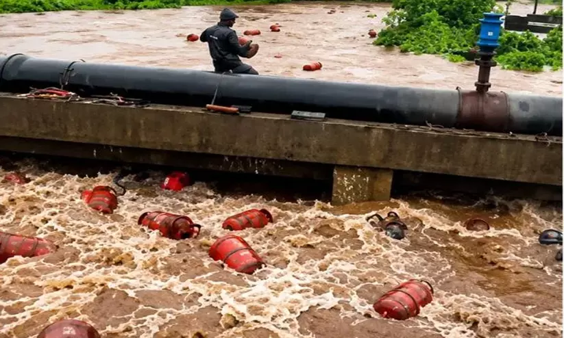 മഹാരാഷ്ട്രയിൽ കനത്ത മഴ: മൂവായിരം എൽ.പി.ജി സിലിണ്ടറുകൾ പുഴയിലേക്ക് ഒഴുകിപ്പോയി; ജാഗ്രതാ നിർദേശവുമായി ഭരണകൂടം മഹാരാഷ്ട്രയിൽ കനത്ത മഴ: മൂവായിരം എൽ.പി.ജി സിലിണ്ടറുകൾ പുഴയിലേക്ക് ഒഴുകിപ്പോയി; ജാഗ്രതാ നിർദേശവുമായി ഭരണകൂടം