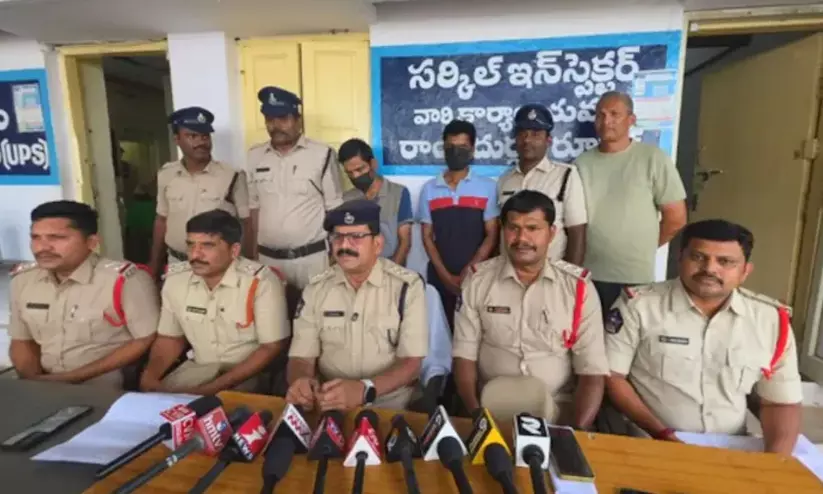 കൊലക്കേസിന്റെ ചുരുളഴിച്ച് ‘കരിഞ്ഞ പപ്പടം’; ആന്ധ്രയിൽ വ്യാപാരിയെ കൊലപ്പെടുത്തിയ കേസിൽ സഹപ്രവർത്തകർ പിടിയിൽ കൊലക്കേസിന്റെ ചുരുളഴിച്ച് ‘കരിഞ്ഞ പപ്പടം’; ആന്ധ്രയിൽ വ്യാപാരിയെ കൊലപ്പെടുത്തിയ കേസിൽ സഹപ്രവർത്തകർ പിടിയിൽ