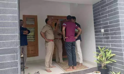നറുകരയിൽ വീട് കുത്തിത്തുറന്ന് 10 പവൻ കവർന്നു