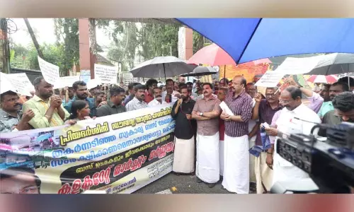 സ്വ​കാ​ര്യ ബ​സു​ക​ൾ പ​ണി​മു​ട​ക്കി; യാ​​ത്ര​ക്കാ​ർ വ​ല​ഞ്ഞു
