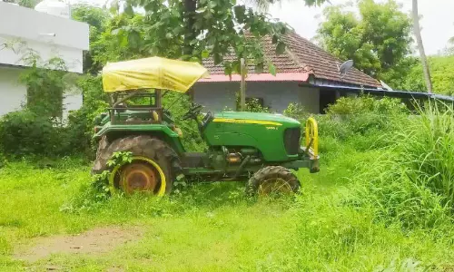 സംരക്ഷിക്കാനാളില്ലാതെ പത്ത് ലക്ഷത്തിന്റെ ട്രാക്ടർ
